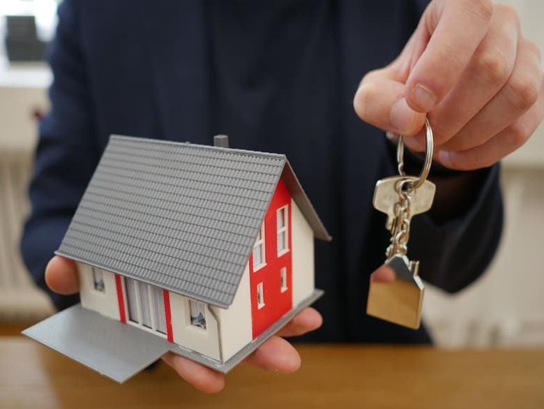 Dobry pośrednik nieruchomości - jakie powinien posiadać cechy, aby skutecznie pomóc w sprzedaży mieszkania?