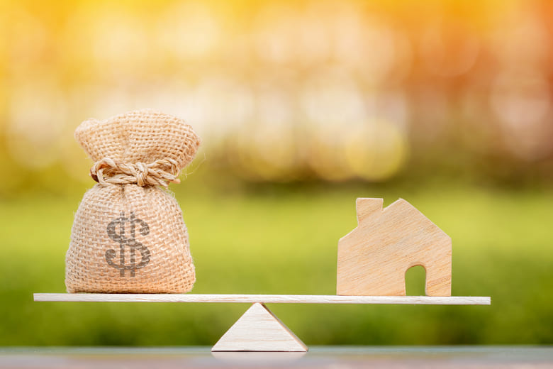 Jak sprzedać nieruchomość - bez pośrednika czy z pośrednikiem?